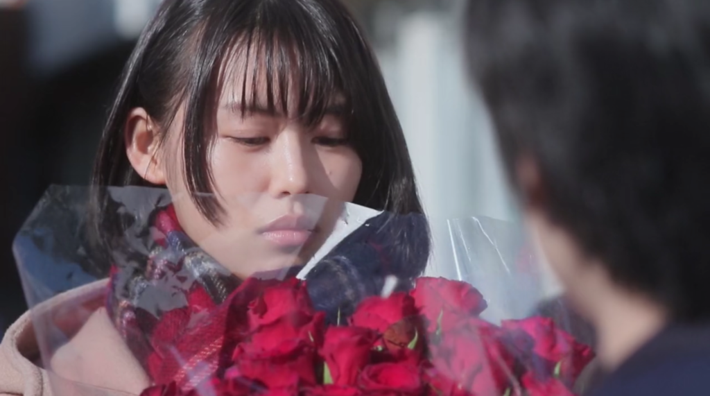 Takane offre des fleurs à Hana